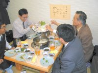 Настоящие японцы в ресторане готовят пищу сами !