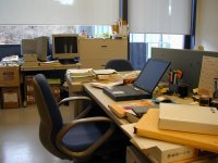 это офис; японцы работают исключительно на лап-топах, SiliconGraphics 'отдыхает'