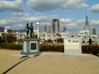 В 1868 Япония стала открыта для иностранцев, им даже было разрешено оседать в Кобе. 
Может этим поселенцам посвящена эта скульптура, явно европейского вида ?