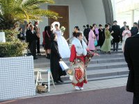 А еще там была свадьба, невеста так себе (европа) а вот девушка в кимоно - это нечто