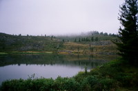 Вид на озеро со стоянки. На противоположной стороне в центре виден ручей, около которого мы сидели в ожидании, пока развеется туман