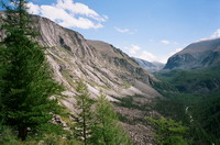 Вид на обрыв Скынчак и долину Текелю во время спуска
