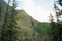водопад, образованный впадающим боковым ручьем